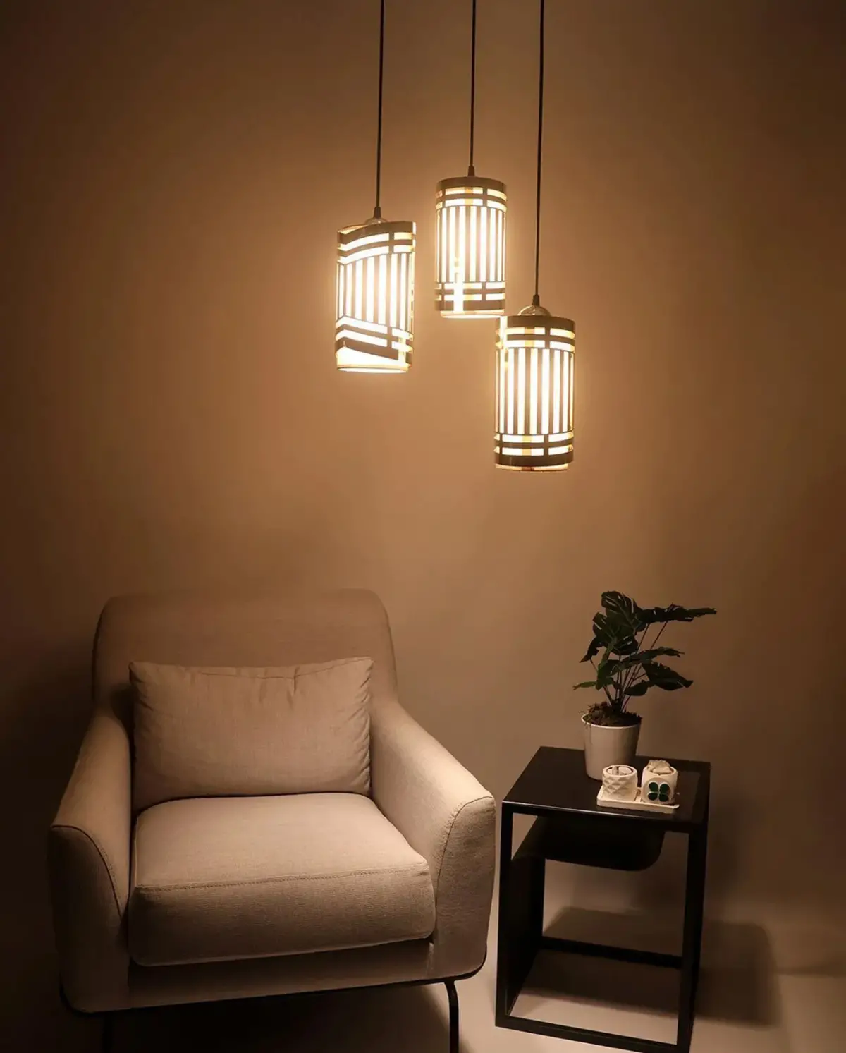 Modern Eskitme Gold Krem Şapkalı Metal Sarkıt