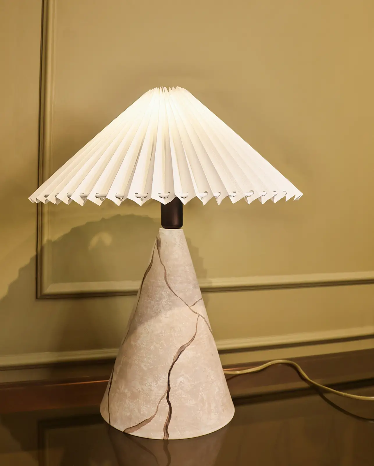 Mermer Görünümlü Özel El Boyalı Metal Abajur