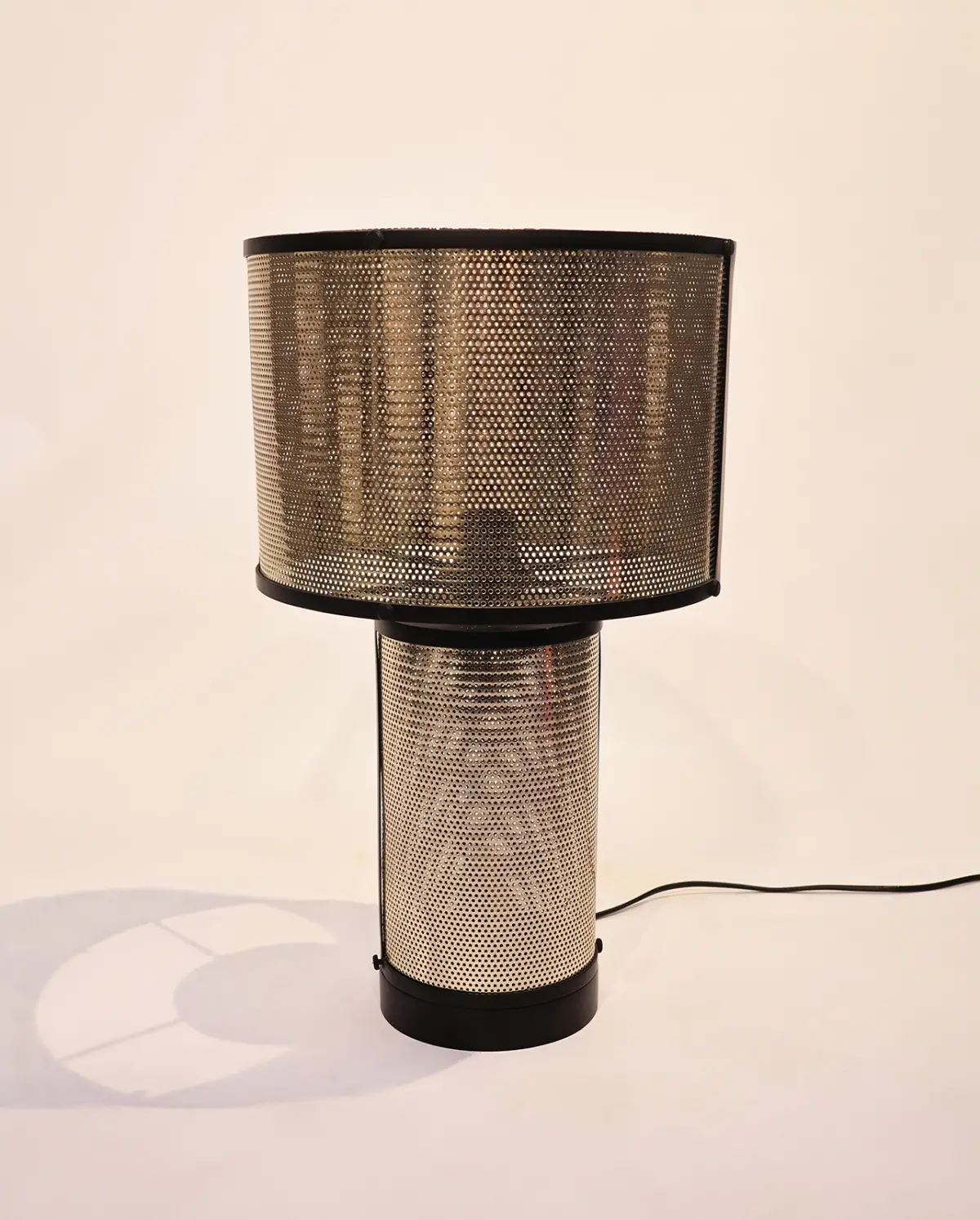 Izgara Detaylı Metal Siyah Boya Sarı Kaplama Abajur