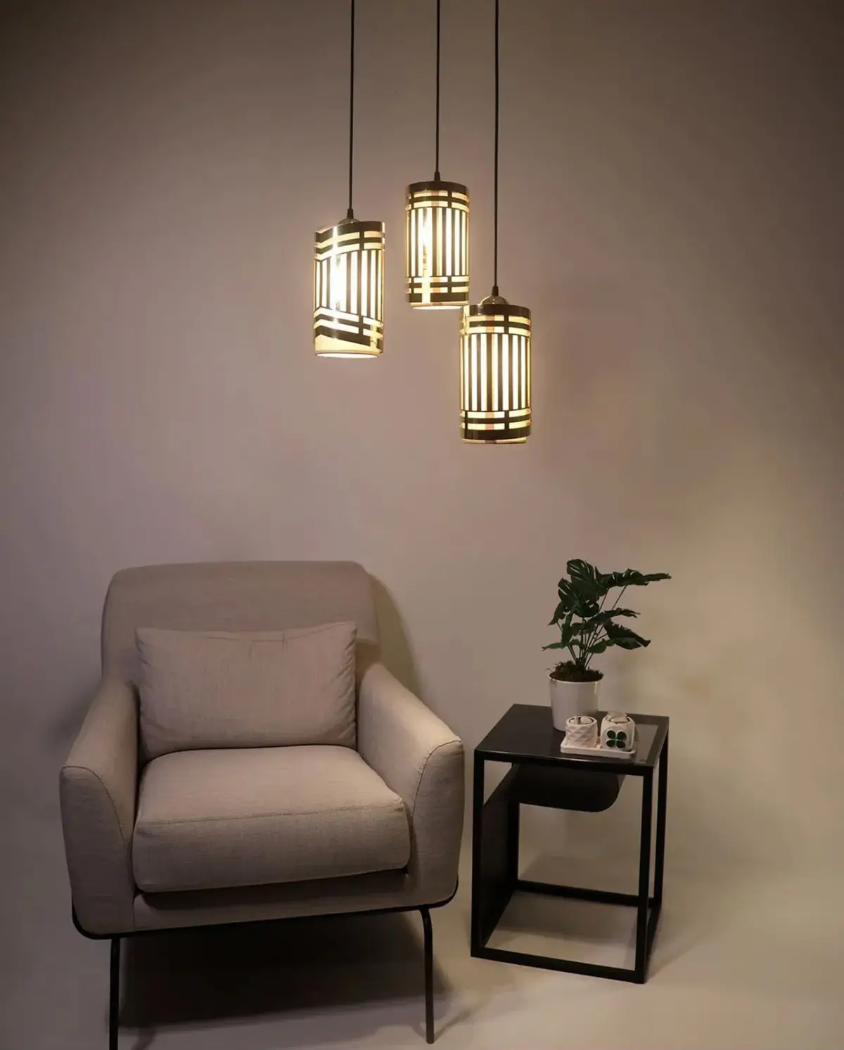 Modern Eskitme Gold Krem Şapkalı Metal Sarkıt