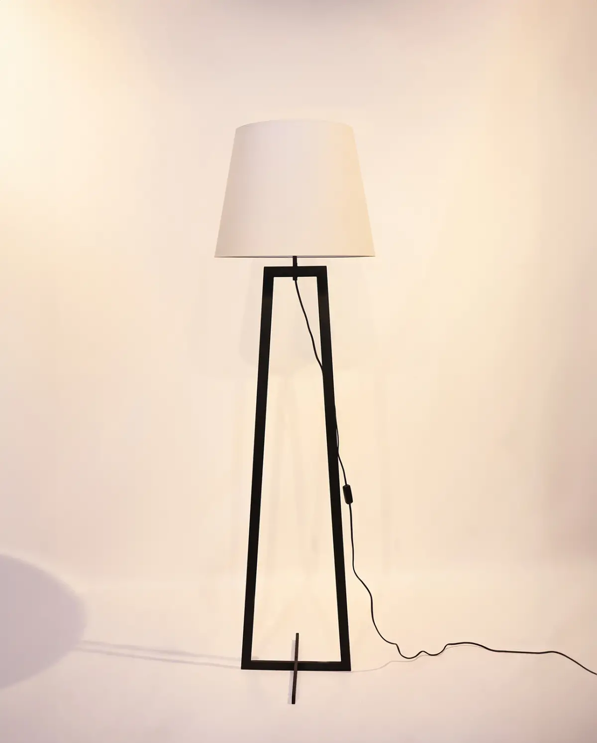 Lima Tek Ayaklı Siyah Kaplama Metal Lambader