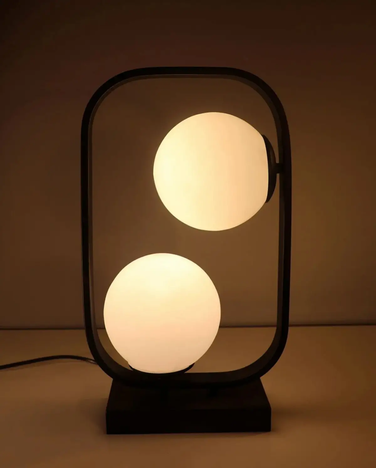 Siyah Statik Boyalı Metal Masa Abajur Aydınlatma