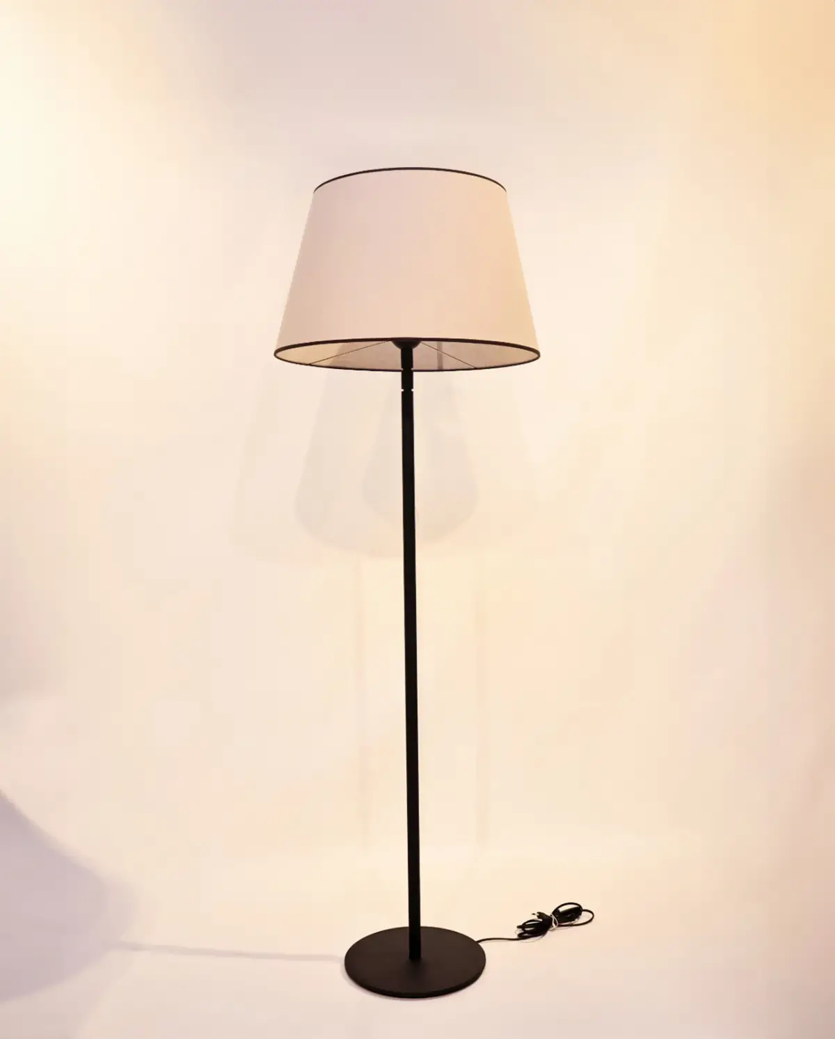 Geniş Şapkalı Siyah Kaplama Metal Lambader