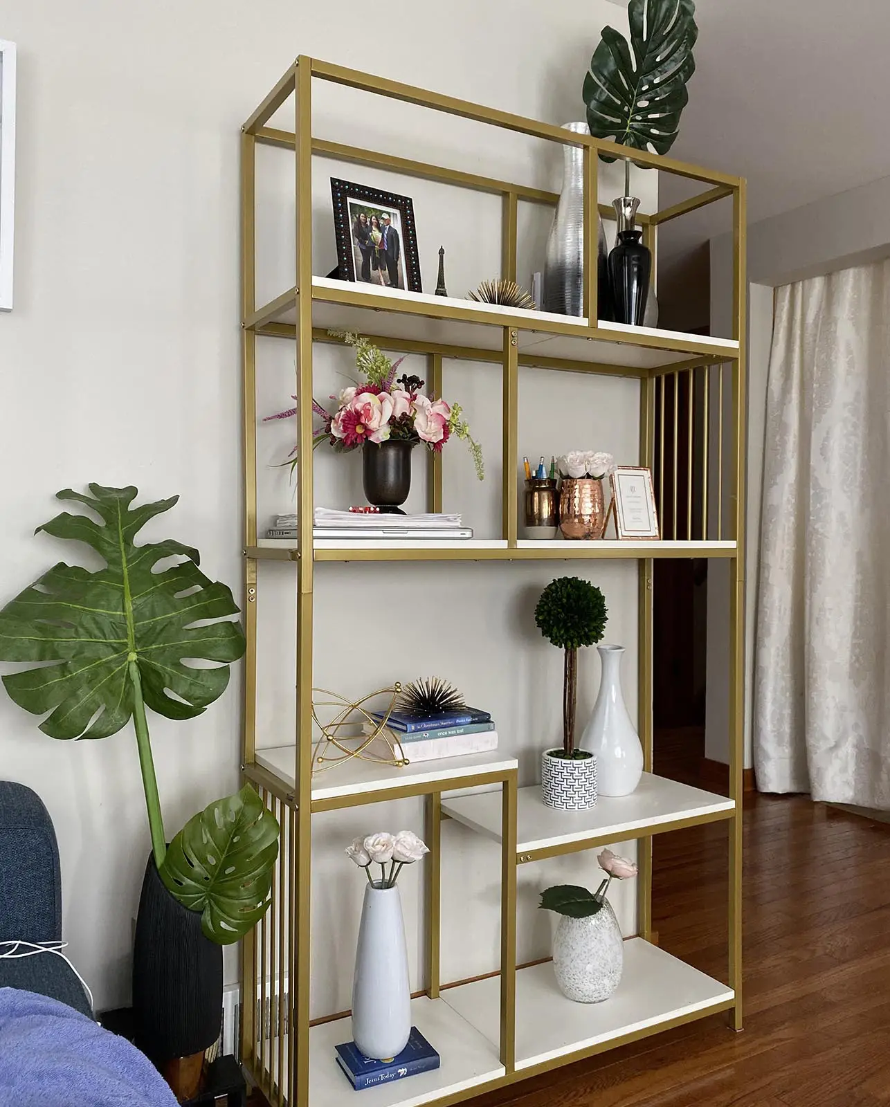 Metal Sarı Kaplama Beyaz Ahşap Kitaplık